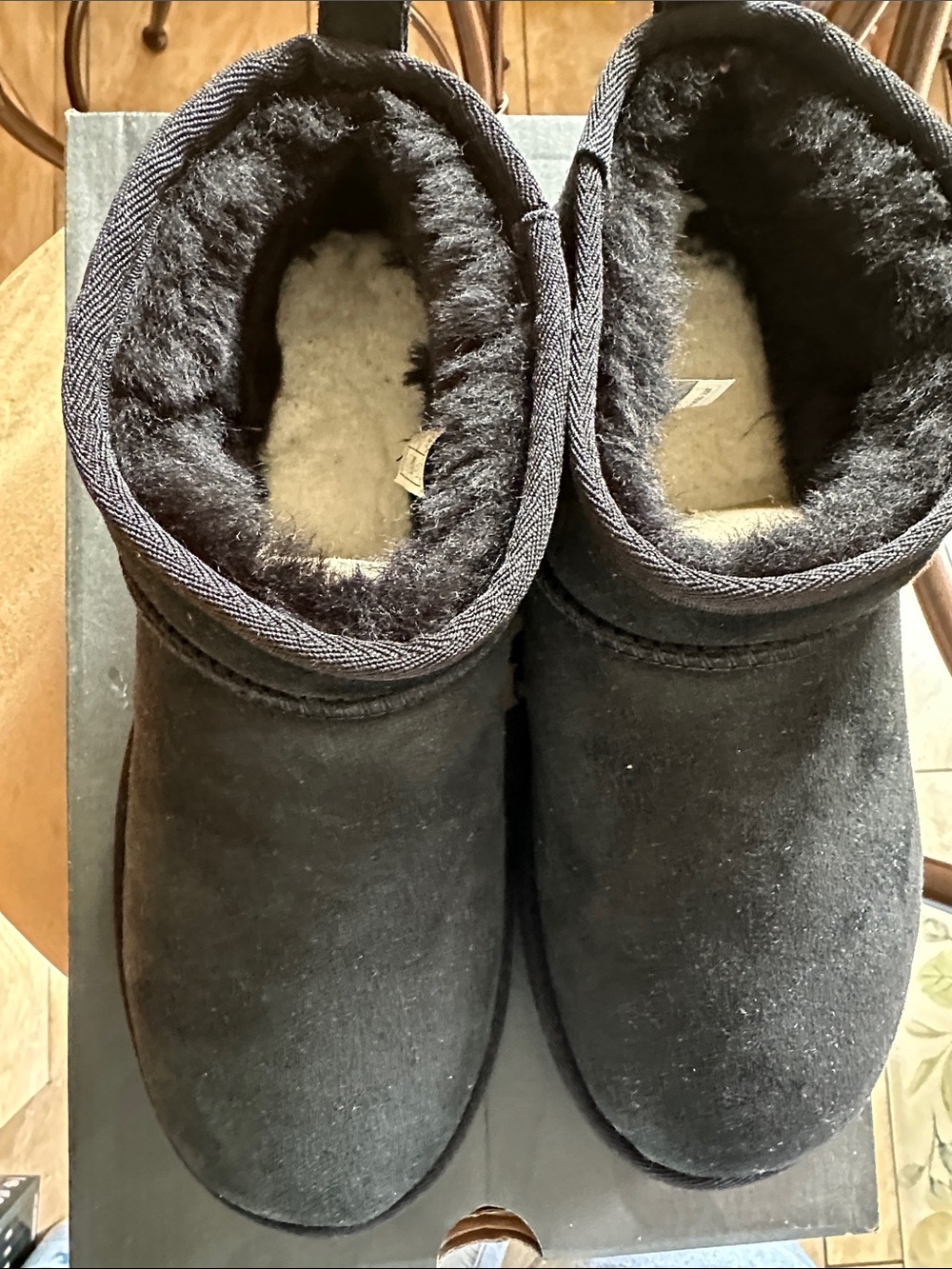 UGG M Classic Ultra Mini Kids Boots in Black